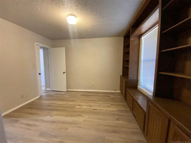 Building Photo - Jenks Schools! This 3 bedroom, 2 bath duplex is located at back of cul-de-sac