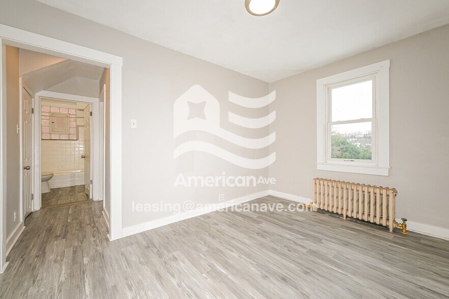 Building Photo - 1818 Plainview Ave