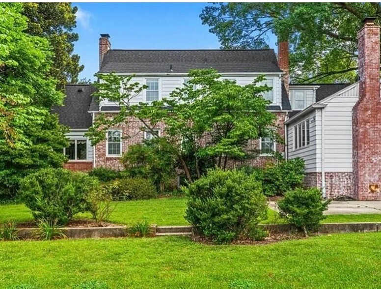 Building Photo - 703 Woodland Dr