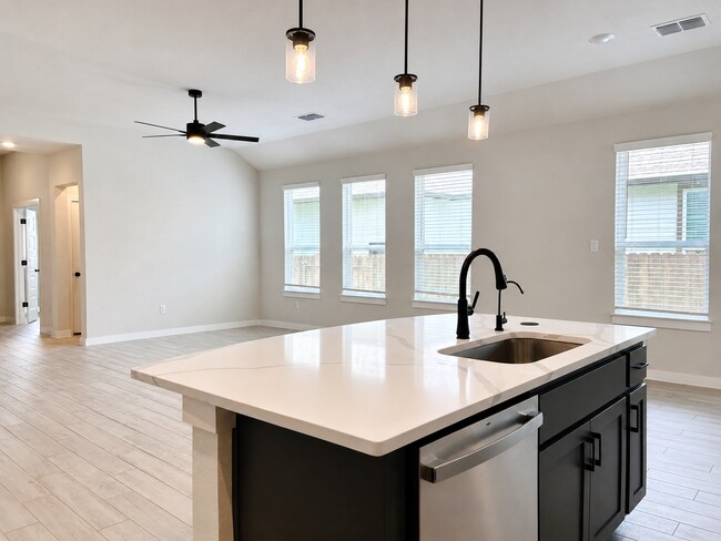 Building Photo - Beautiful 3 Bedroom Home + Study in Paramount