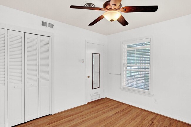 Building Photo - Convenient Living in Dallas – 3BR/2BA Home...