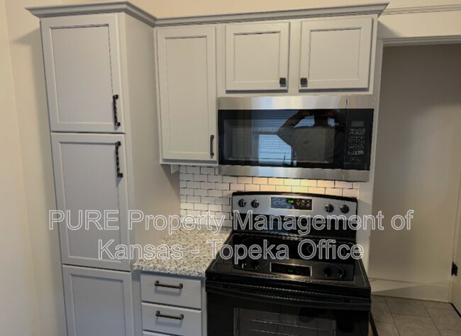 Building Photo - 939 SW Jewell Ave