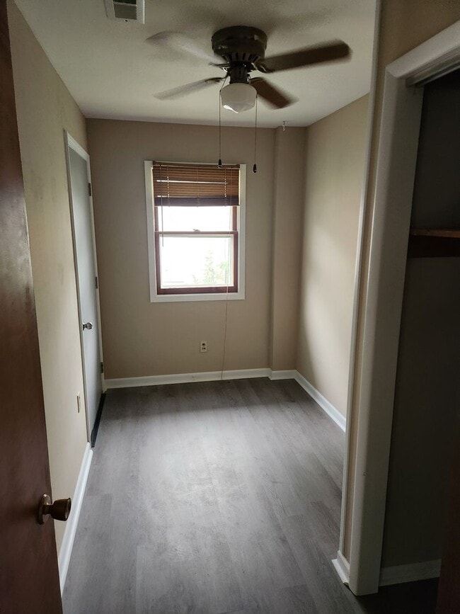 Building Photo - Newly remodeled 2/1/1 with fenced yard!