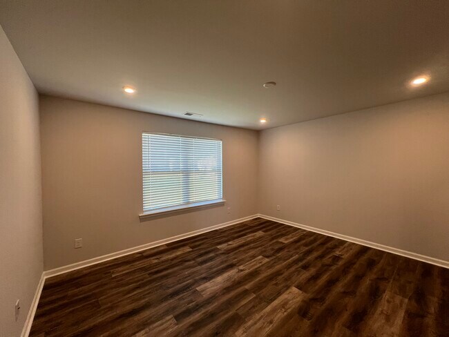 Building Photo - 621 High Hl Dr