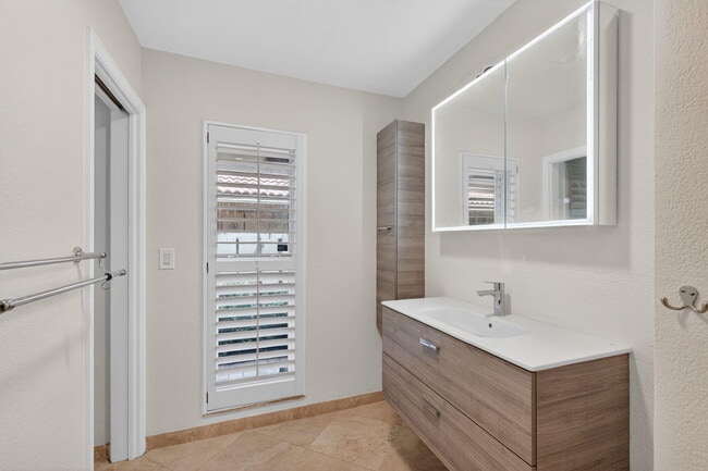 Building Photo - 2213 NE 16th St