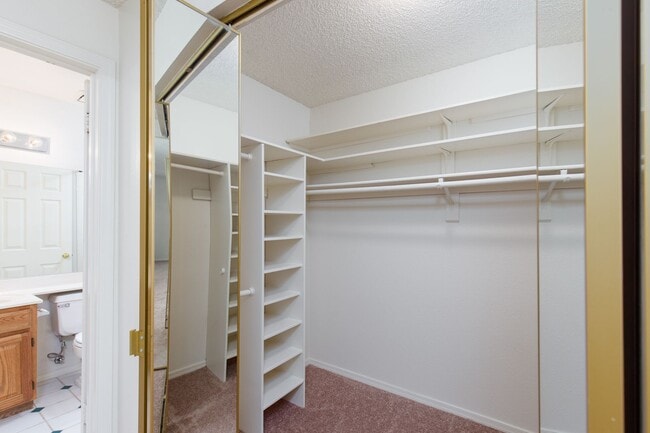 Building Photo - CENTRAL 2 BED, 2 BATH CONDO BLOCKS FROM UNLV