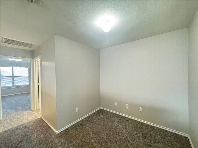 Building Photo - 5711 Vinemont Ln