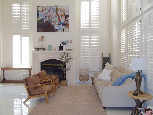 Building Photo - Stunning Fully Remodeled Luxury Home in Peccole Ranch