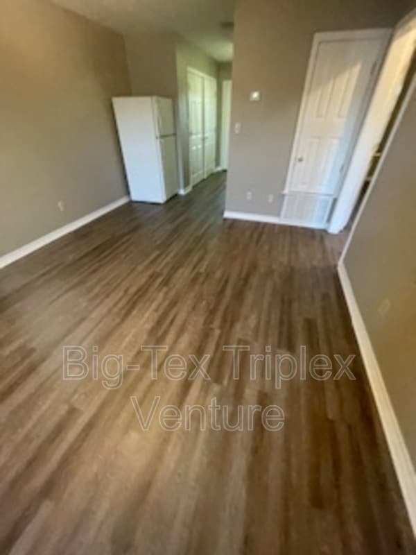 Building Photo - 267 N Pecan St