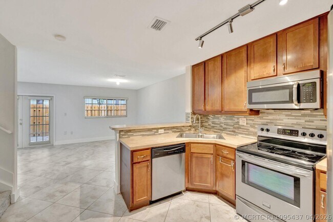 Building Photo - 3055 Riverside Dr