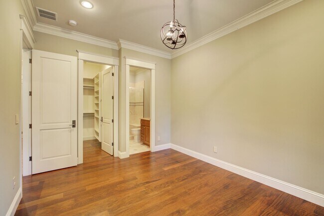 Building Photo - 4Bd+Den/4.5Ba Clyde Hill House