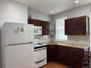 Building Photo - Large 1 bedroom located in Maspeth