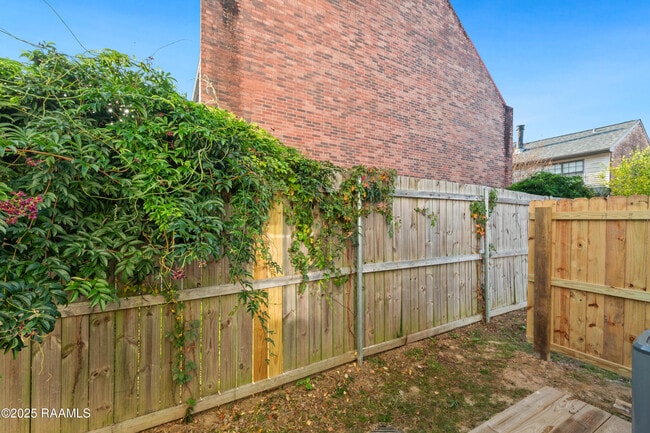 Building Photo - 202 Steiner Oaks