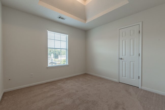 Building Photo - Spacious 4 bedroom 2.5 bath