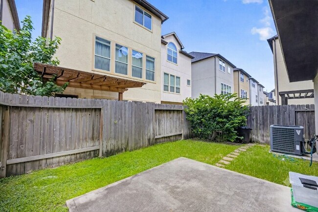 Building Photo - 2707 Shadybrook Meadow Dr