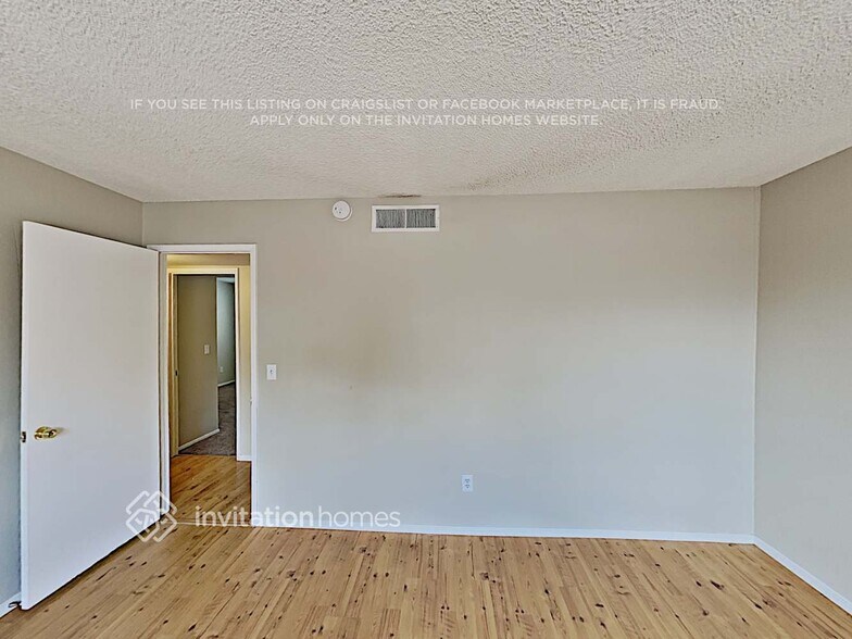 Building Photo - 2802 W Vista Ave