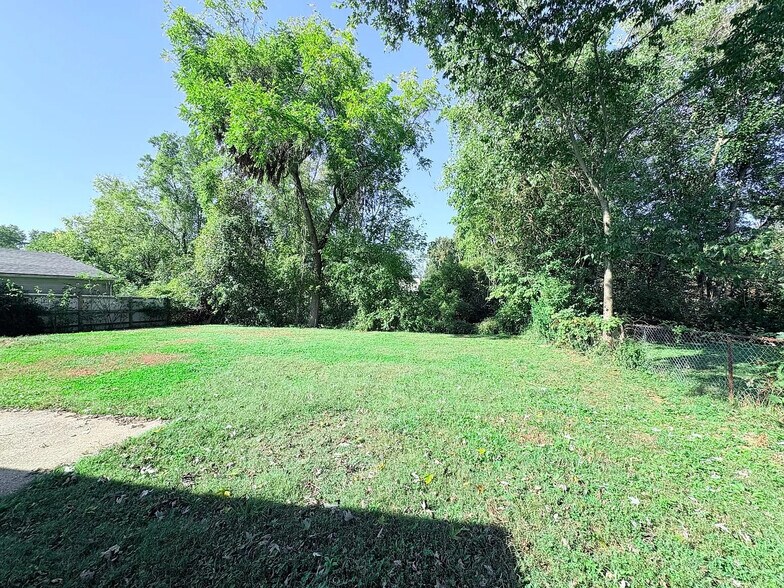 Building Photo - 10806 Milwaukee Way