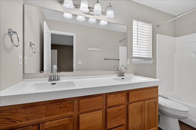 Building Photo - GREAT LOCATION - 3bd/2ba Home w/Room to Park Your Toys!