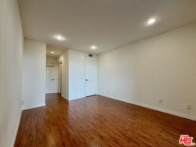 Building Photo - 1348 E Hillcrest Dr