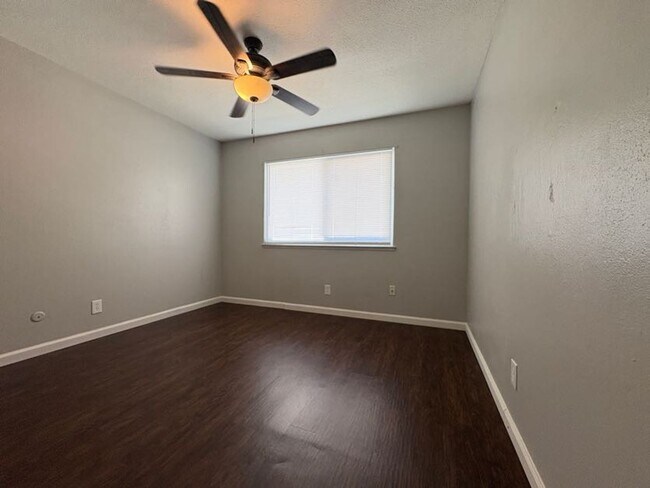 Building Photo - Charming Two Bedroom Condo