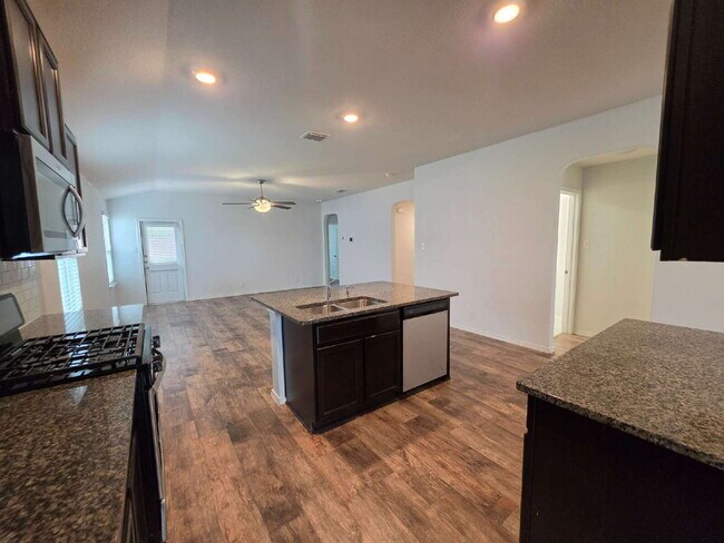 Building Photo - Ready Now – Freshly Painted & Move-In Ready!