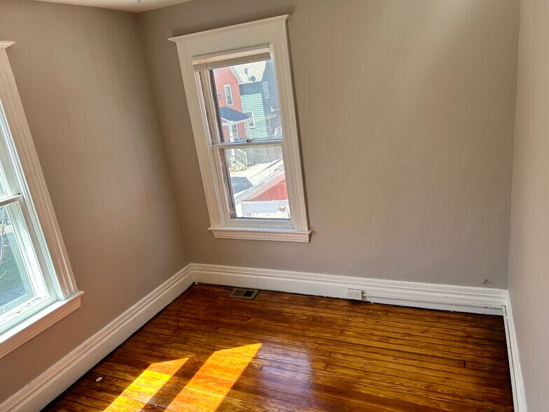 Building Photo - 16 Goebel Place