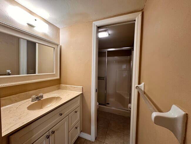 Building Photo - 4310 Santa Barbara Blvd