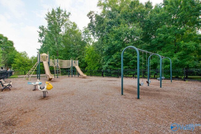 Building Photo - 32 Hillcrest Ave NW