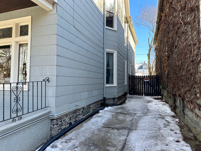 Building Photo - 351 Ashland Ave