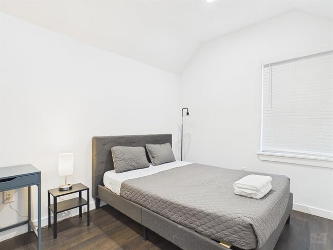 Building Photo - 1010 W 26th St