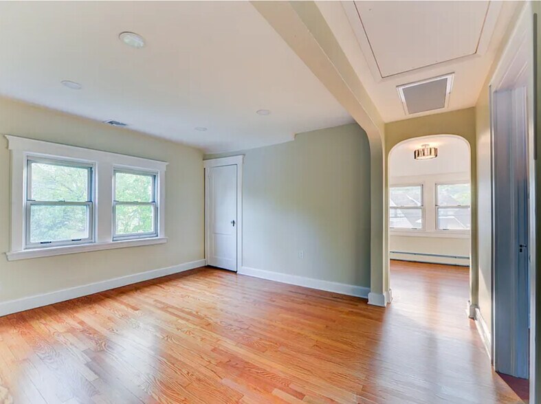 Building Photo - 213 4th Ave