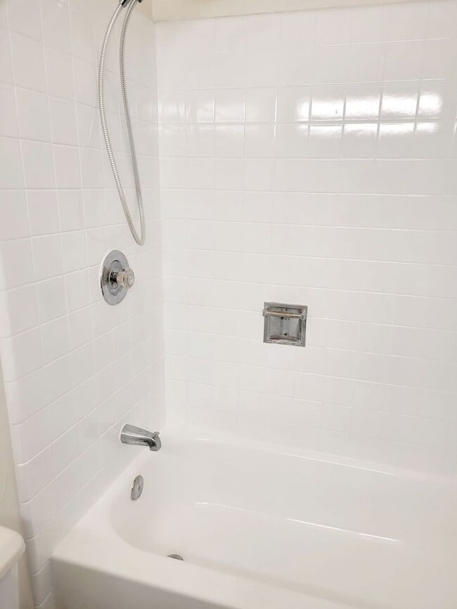 Building Photo - Available July 1, 2026 | A 3 Bedroom, 2.5 bath Townhouse with 2 parking stalls in Hokuala Hale