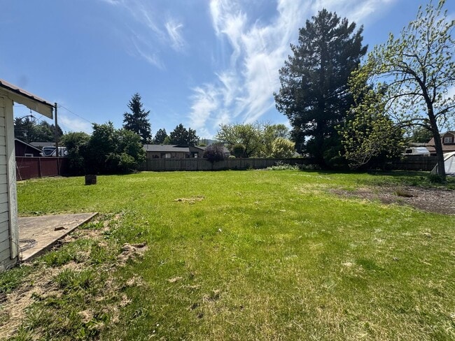 Building Photo - Quaint home in Hucrest
