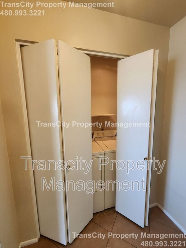Building Photo - 930 N Mesa Dr