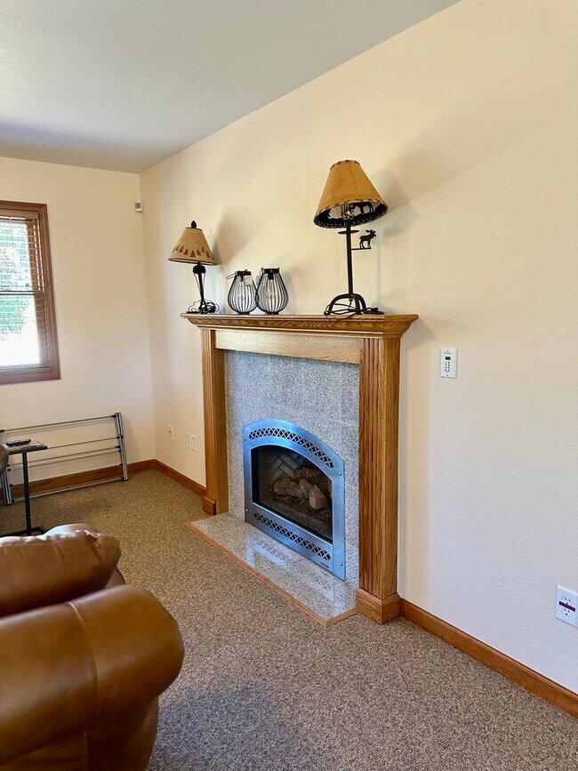 Building Photo - Stunning Running Y Ridge Home with Lake Views – Furnished or Unfurnished!
