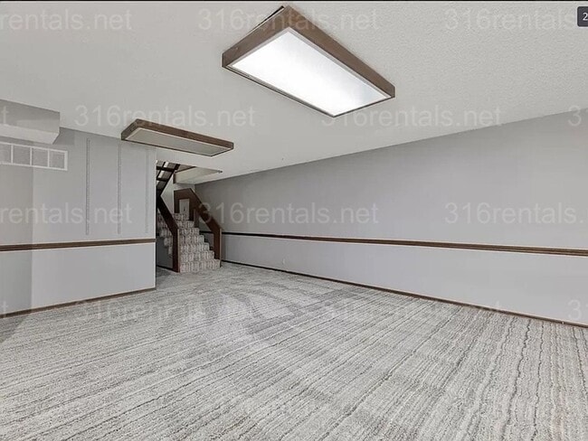 Building Photo - $1545 - 2 bed 2 bath - Duplex located in R...