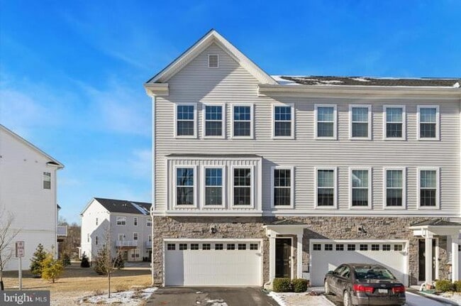 Primary Photo - 212 Red Leaf Ln