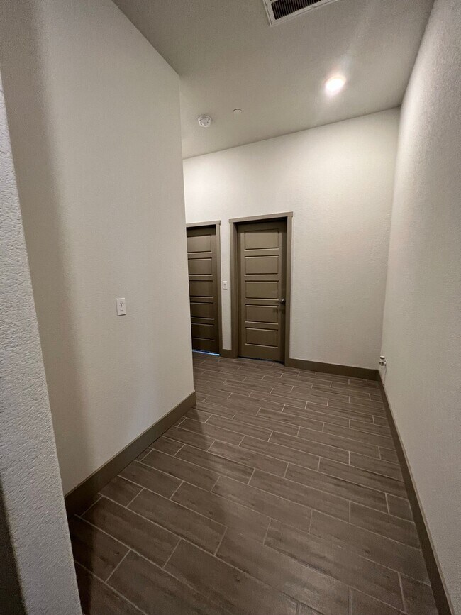 Building Photo - 2474 Bastidas Dr