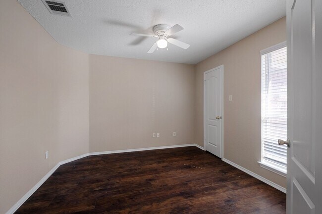 Building Photo - Spacious 4 Bedroom, 2 Bath, 1-Story Home i...