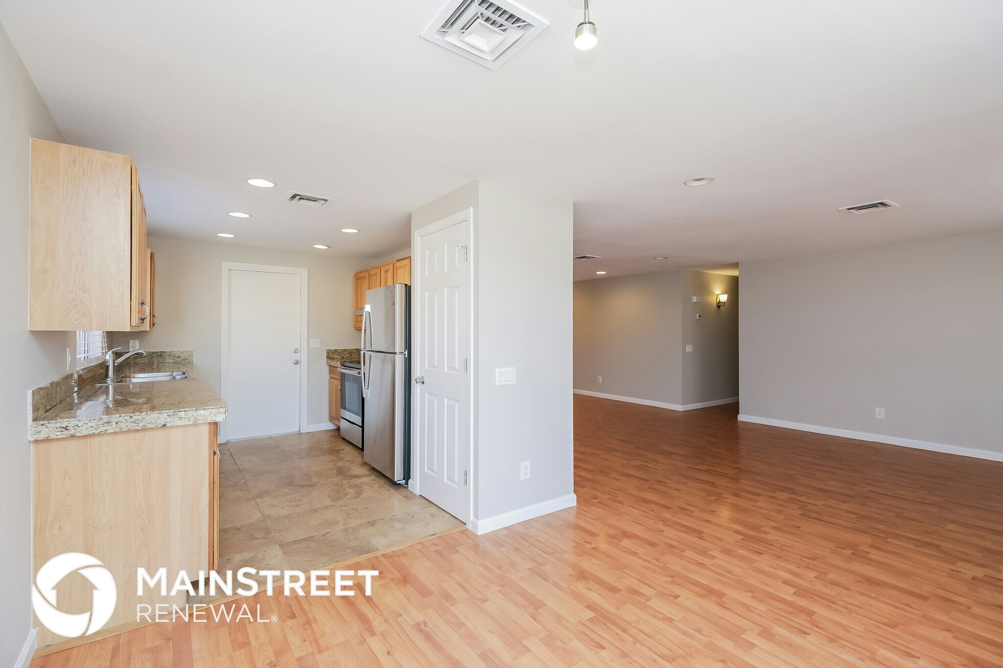 Building Photo - 2114 N Comanche Dr
