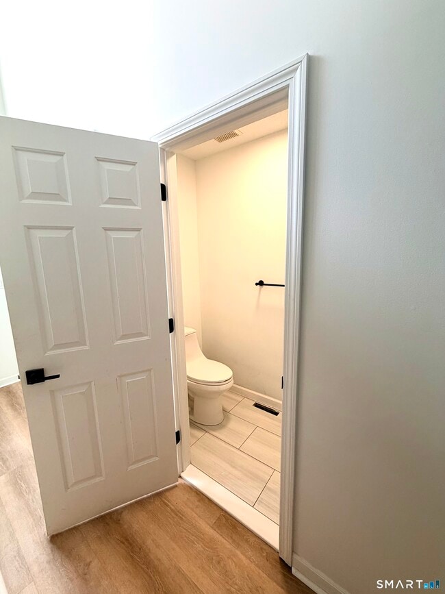 Building Photo - 19 Lakeview Dr