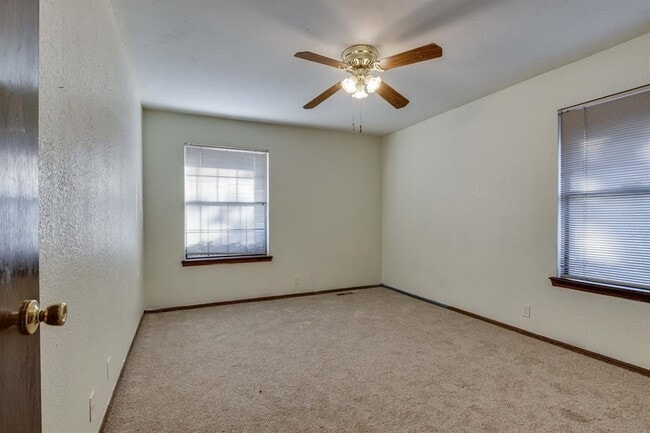 Building Photo - 2013 Tanglewood Dr