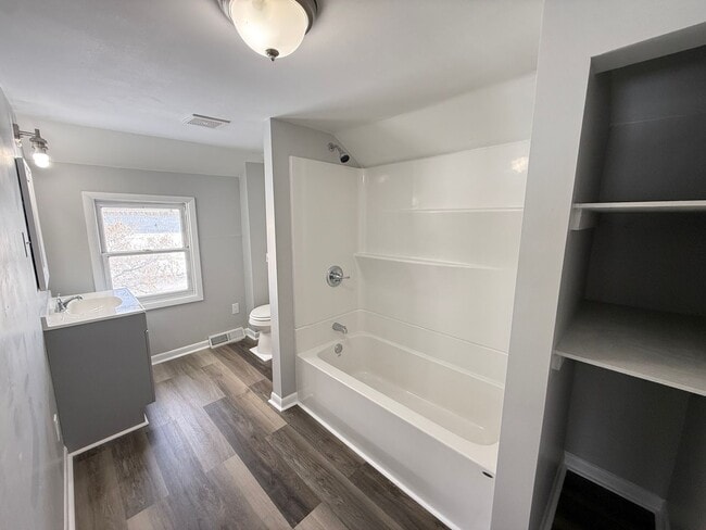 Building Photo - 2026 Renovation – Clean, Updated 2-Bedroom Near Shopping & Highways