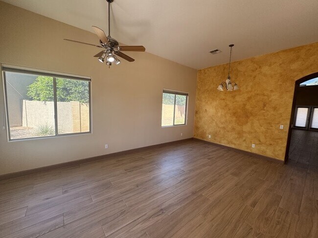 Building Photo - Gilbert Four Bedroom