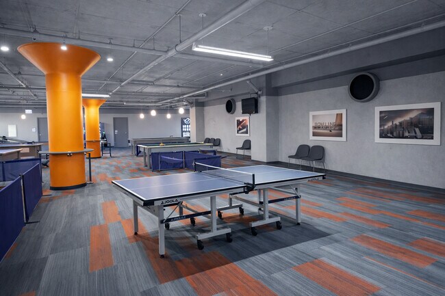 Building Photo - 565 W Quincy St