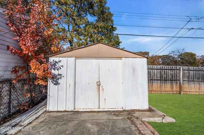 Building Photo - 526 Bradley Blvd