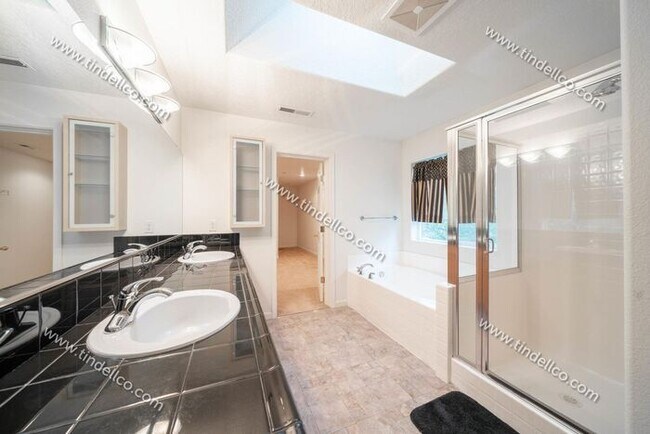 Building Photo - Bright & Elegant 3-Bedroom w/ Study and En...