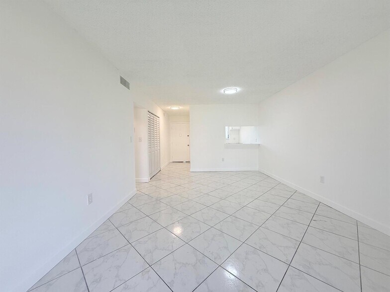 Building Photo - 6106 Forest Hill Blvd