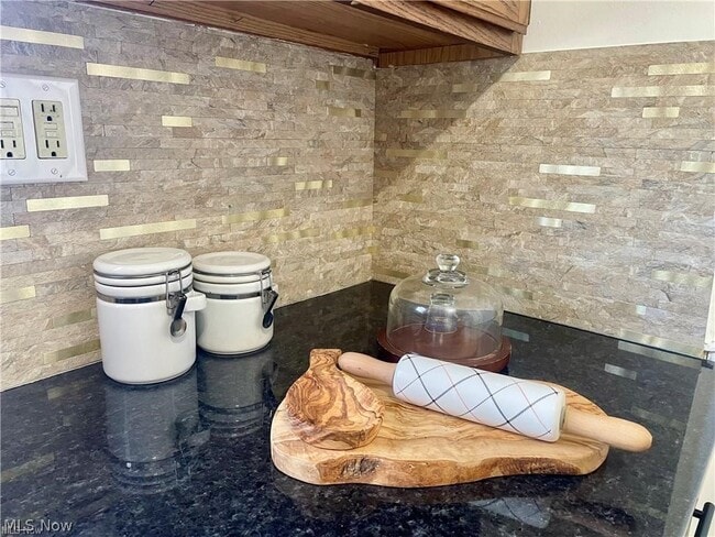 Building Photo - 250 Center Rd