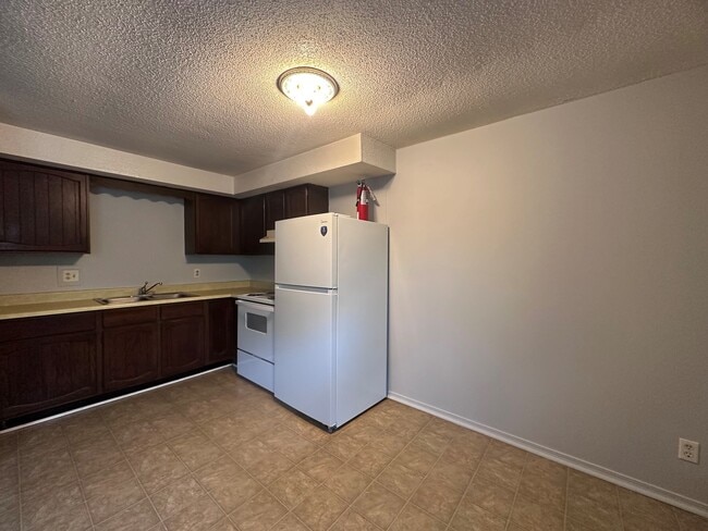 Building Photo - 408-4 Main-W